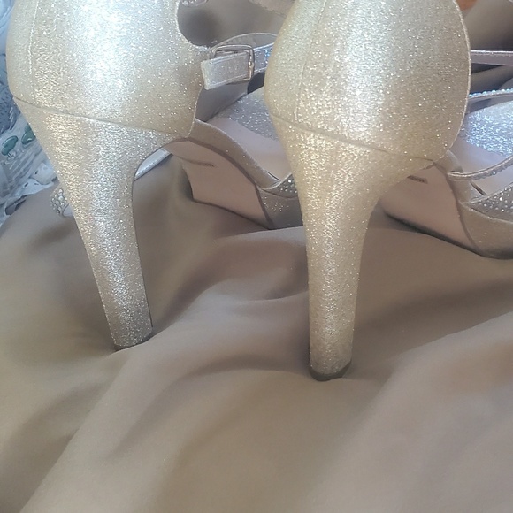 Shoes - Picture 2 of 4